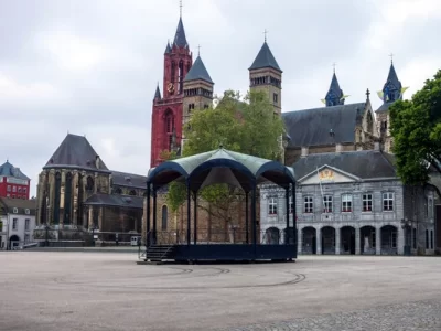 depositphotos_44229307-stock-photo-churches-in-maastricht.jpg